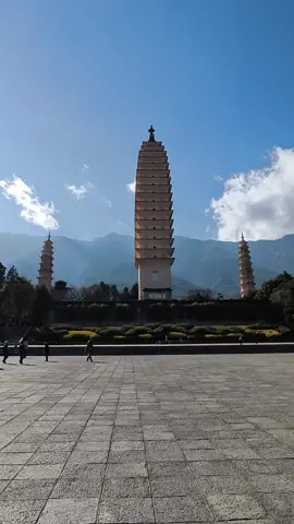 Three Pagodas in Dali Old Town, Yunnan, China  崇圣寺三塔, 大理古城，云南, 中国 #ilovechina #chine #yunnan #montagne #chinaa #travel #voyage #我爱你中国 #大理 #dali  #云南 #中国 #montain #temple #sakura #pagoda #taoism #chinaa 