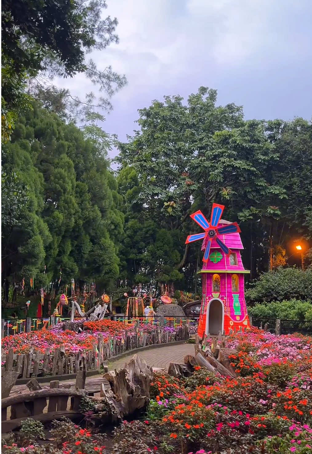 Seru banget bisa nyore santai disini, kalian bisa beli tiket masuknya di Tag Location yag #farmhousesusulembang #lembang #TTPetualangNewbie #travel #bandung 