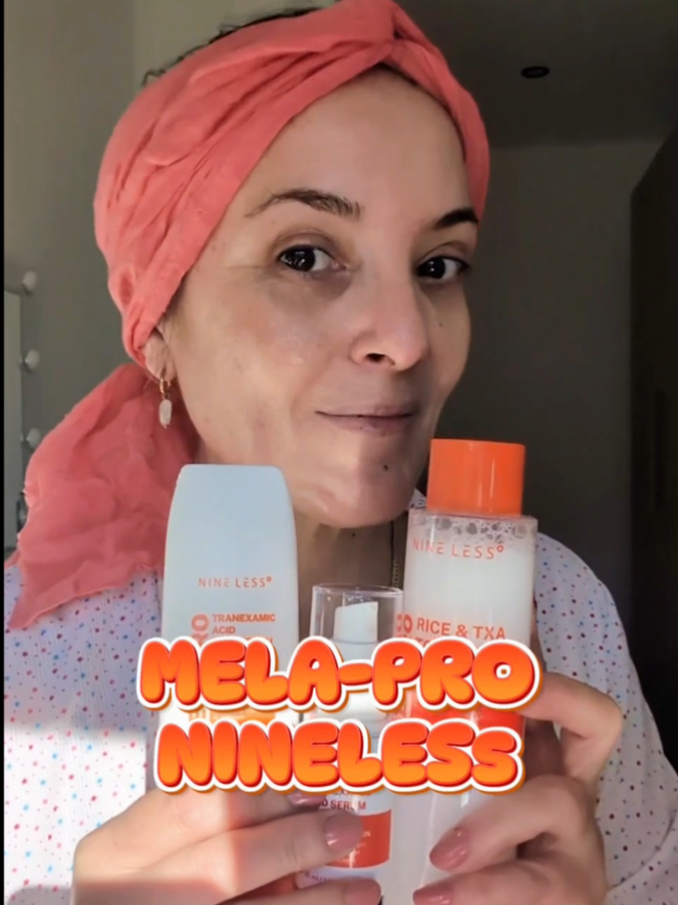 Buenos días guapazas. Empezamos año con una marca que me gusta mucho, y con una linea en la que tengo depositadas muchas esperanzas La línea Mela-Pro de @nineless_latam @nineless_official  Una línea enfocada en tratar manchas y tono desigual, con un activo que ha demostrado su eficacia en numerosos estudios clínicos, el ácido Tranexamico  Rice & TXA Toner  Está formulado por un lado con un 72,4% de la beneficiosa agua de la semilla de arroz natural (Oryza Sativa) que aclara la piel y por otro lado con Ácido Tranexámico, que desvanece las manchas oscuras e hiperpigmentación inflamatoria, solar, marcas de acné pasado y melasma. Además contiene Hialuronato sódico que repulpa y suaviza la superficie de la piel, dejándola fresca e hidratada. Tranexamic Acid Serum Contiene un 5% de Ác. Tranexámico + Niacinamida + Adenosina, que inhiben de forma eficaz el proceso de melanogénesis de la piel, además de niacinamida y Glutathione  Tranexamic Acid Sun Screen para cuerpo y rostro en formato de 100 ml Con una fórmula avanzada combina filtros UV potentes con ingredientes que iluminan la piel e inhiben la pigmentación, incluidos el ácido tranexámico y la niacinamida, para conseguir una piel más clara y uniforme  Llevo poco tiempo con ellos, una semana, es pronto para ver resultados, os actualizare ir historias cuando los termine. De momento os cuento que las texturas y el acabado en la piel me gustan un montón. El tónico hay que agitarlo antes de usarlo, es ligero, pero hidrata mejor que bien, y deja la piel muy luminosa, el arroz en cosmética es maravilloso. El serum en textura crema, me está viniendo genial, porque con este frío mi piel tiende a estar aún más seca de lo normal. Y el protector solar me ha enamorado, esa textura cremosa y con cuerpo me ha conquistado, es muy nutritivo, las pieles grasas podrían prescindir del paso de la crema hidratante. Puedes encontrar esta línea en @yesstyle @yesstyleinfluencers @yesstyle_es y con mi código MRSNINES10 se queda genial de precio 💃🏼💃🏼 #ninelessderma #nineless #txa #txaspf #tranexamicacid #ricetoner #kbeauty y #YesStyleInfluencers #ysfavfinds #ysdarkcoquette  #graciasnineless@nineless_official @YesStyle @YesStyleInfluencers 