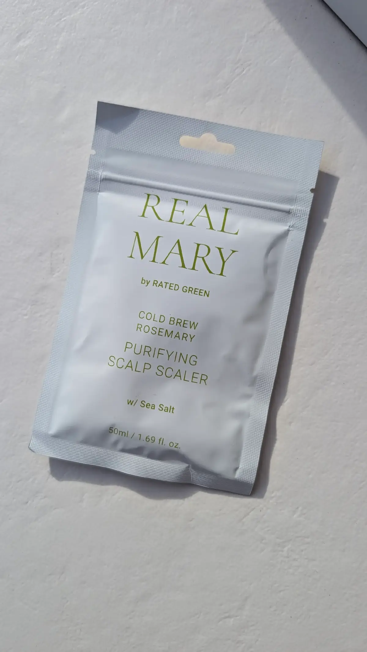 Buenos días guapazas. Para terminar la semana os traigo un exfoliante capilar Real Mary Purifying Scalp Scaler de @rated_green  Es la segunda vez que yo recuerde que utilizo este tipo de productos. Y la primera vez, aunque la marca me gusta mucho la sensación no me gustó tanto. Llevaba partícula, y yo sentía la cabeza como cuando vas a la playa, llena de arena, que luego se aclaraba genial y dejaba el pelo muy limpio, pero no era pa mí, así que cuando @miincosmetics incluyo este en la cajita de Embajadoras yo era un poco escéptica. Y menuda sorpresa. Nunca digas de este agua no beberé, ni este cura no es mi padre Sin partículas, textura crema además muy hidratante. Su ingrediente principal es el jugo de romero, incluido en  la fórmula, en un 70%, que tiene propiedades purificantes, exfoliantes y además regula el exceso de sebo. Y huele a menta🤤 Hay que usarlo como usarías una mascarilla , aplicas por todo el pelo, incluyendo raíces, dejas actuar 10 min y aclaras. Y deja el pelo limpio, suelto y con una sensación de frescura,( yo creo que por el olor) super agradable  El sobre da pa un par de usos hasta con el pelo largo, y no llega a 5 euros que me parece un precio que está genial, porque tampoco es un producto que vayas a usar a diario, así que yo te lo dejo muy recomendado. Además te dejo mi código MRS10, por si quieres pecar con algo en la web de @miincosmetics , que debe estar a nada de empezar con las rebajas  Feliz día so guapas💃🏼💃🏼 #miin #miincosmetics #ratedgreen #miinambassador #exfoliantecapilar #kbeautyhair @MiiN Cosmetics @Rated Green 