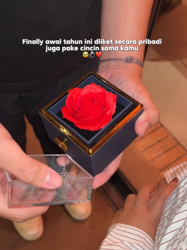 Akhirnya penantian yang ku nanti datang juga 🥹❤️💍 Terimakasih banyak sayang sudah mengikatku di awal tahun ini 💍 Yang mau ikat cewenya juga langsung aja cekout di Lexana_Jewelry, lagi banyak promo! #cincin #cincincouple #cincintunangan #cincincantik #cincinmurah #cincincouplemurah #jewellery #fyp #foryou