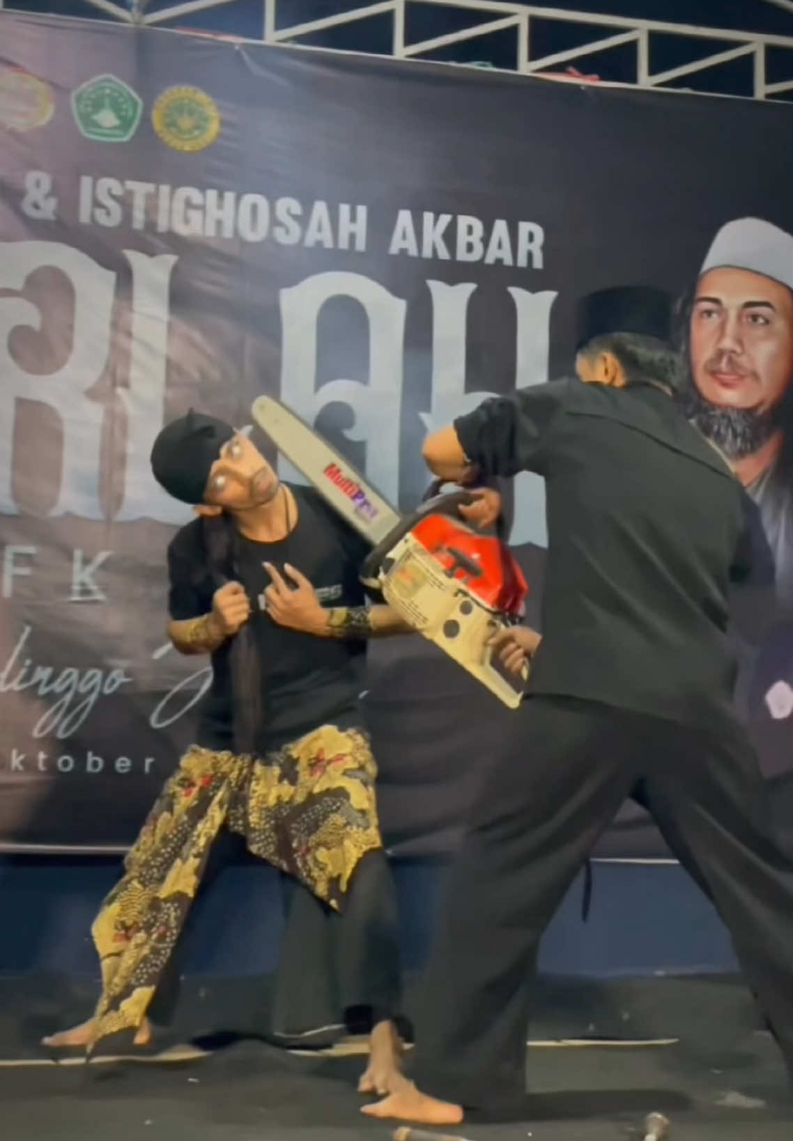 Bukan sedarah tapi nasehatnya luar biasa ugal-ugalan sangat menginspirasi terimakasih untuk perjalanan saat ini semoga nanti bisa menjadi penerus langkahnya @Sarkowi99 🫂 #fypシ゚ #pencaksilat #virall #sarkowi #ridjerit #masukberanda #trendingvideo 