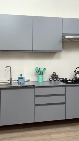 Nós já temos a cozinha cinza dos sonhos!😍 E você, já encontrou a sua? Confira mais detalhes em madesa.com🤭🤍 #madesa #moveis #casa #reforma #decoração #cozinhacinza #comprei #internet #sonhodecozinha #cozinhabarata