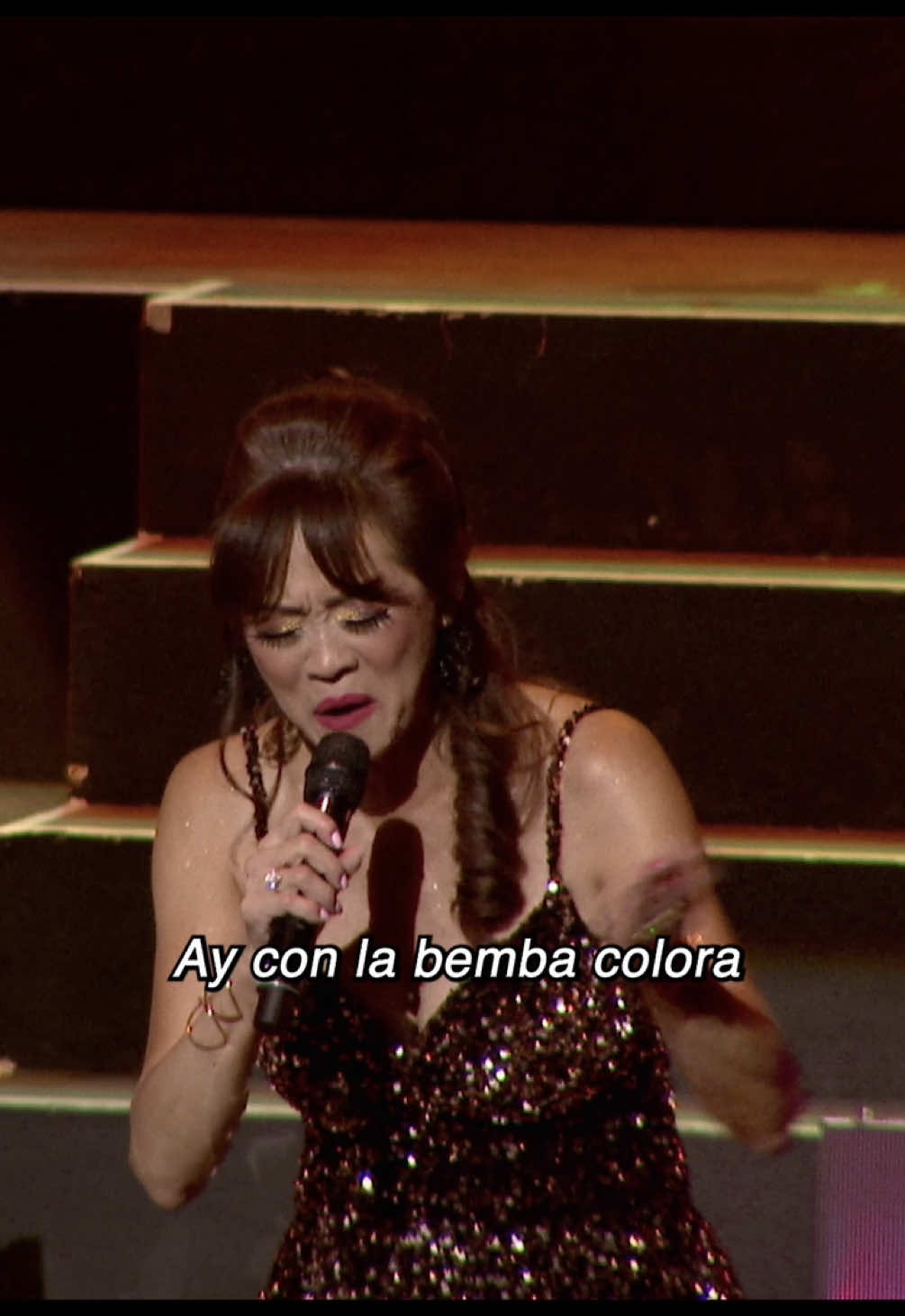 Se divierte mucho mi mamá cuando se junta con sus amigas 🤣🤣  está peligroso ese verso jajaja 😂😂 Los invito a escuchar este disco “Alma, Corazón y Salsa” 💿 nominado a los Grammys como mejor disco tropical 🙏 concierto completo en mi canal de YT! I invite you to listen the álbum “Alma, Corazón y Salsa” 💿 nominated for a Grammy award for Best Tropical Album 🙏. Full concert available on my YT channel!