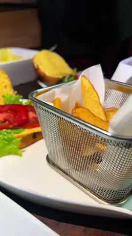 Venez découvrir nos savoureux Burgers😉❤️#Steakhouse#pourtoi #sortiradouala #fyp 
