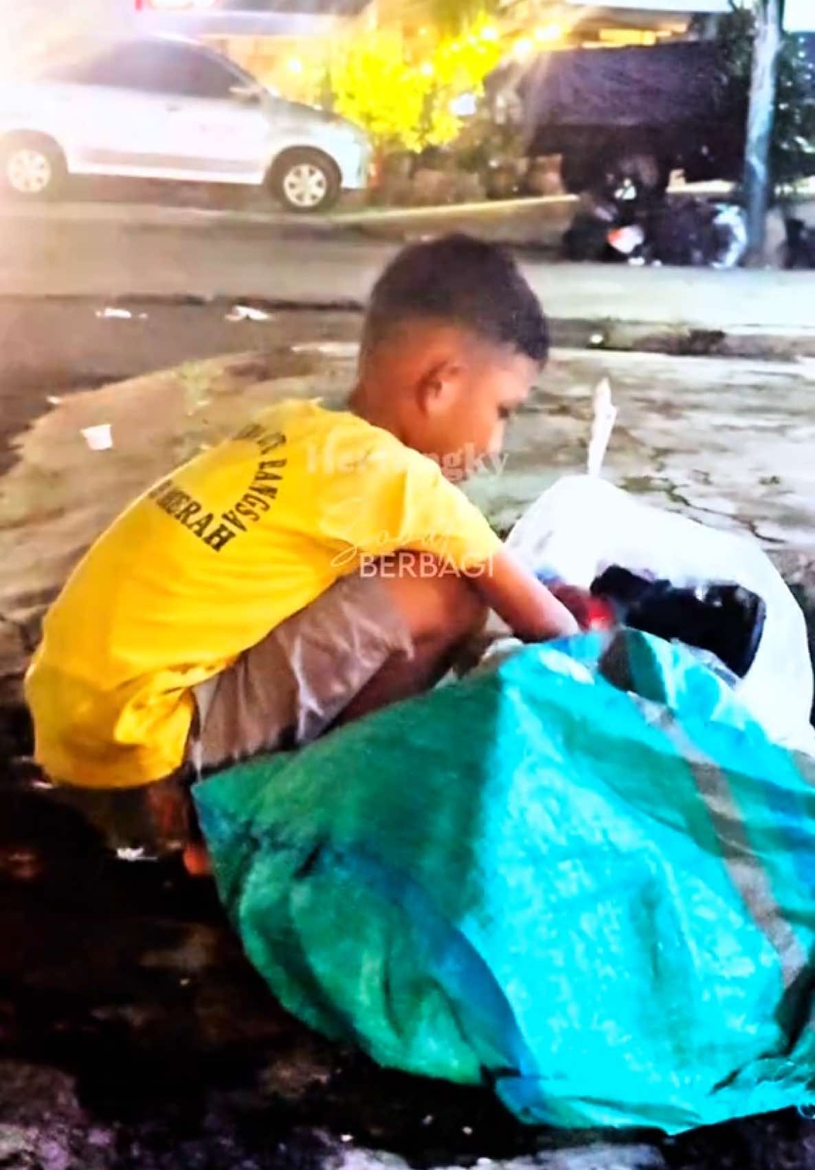 MENYALURKAN DONASI BUAT ANAK2 JALANAN, lihatlah bahagianya mereka bahagianya kita juga #berbagi #anakjalanan #donasi  @noviaww606 