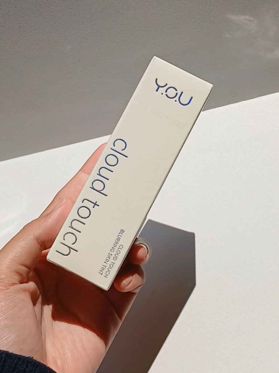 YOU Cloud Touch Blurring Skin Tint 😍 Liquid foundation ringan yang memberikan natural matte finish dengan skincare infused. Diperkaya dengan Ceramide and Ekstrak Centella Asiatica, memberikan tampilan kulit wajah yang lebih halus. wajib cobaa sih!!💯 #youskintint #skintint #flawless #fyp #flawlessmakeup #makeup #skintintreview 