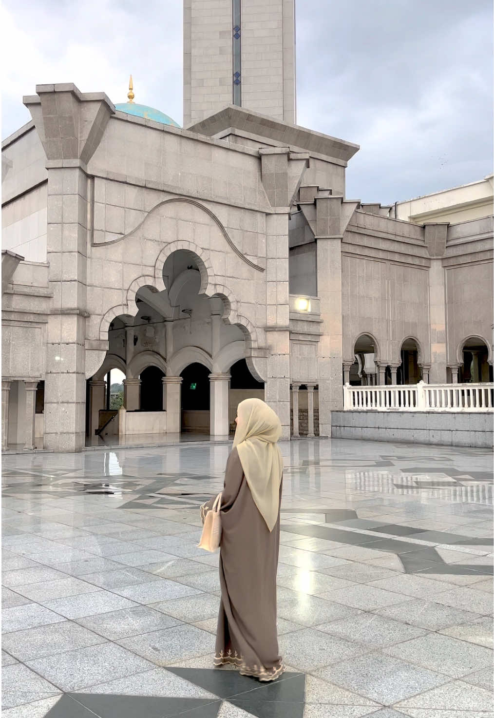 Bring me back 🥺 #sunset #mosque #masjid #niceview #calming #abaya #jubah #abayagirls #hijab #greenoutfit #fyp #CapCut #2025 