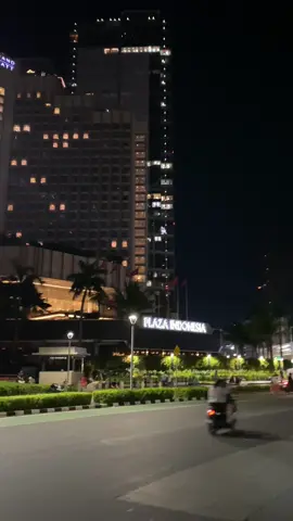 Video pemandangan kota Jakarta malam hari Plaza Indonesia 4K HD video jalan raya dibonceng motor video random buat prank temen, story Instagram WhatsApp video prank sehari hari. #fyp #jakarta #viral #jakartaselatan #jakartaselatan 