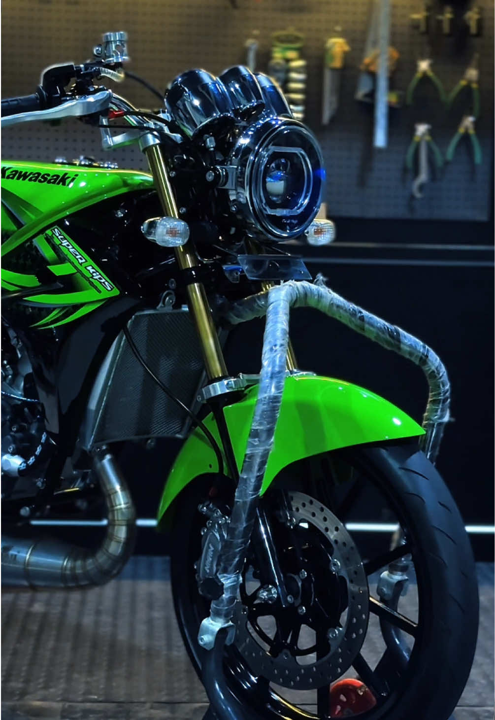 RESTORASI MODIF KAWASAKI NINJA SS HIJAU DARI SALATIGA DONE ! #ninja #ninjass #ninjarr #ninjarr150 #ninjar150 #ninjass150 #ninja150 #2stroke #2strokeindonesia #2strokelovers #2strokelunatic #ninjamodifikasi #ninjarestorasi #ninjakontes #ninjasunmori #ninjakontes #ninjahedon #ninja2tak150cc #restorasi #restorasimodifikasi #ninjamerah #ninjazebra #ninjathailandstyle #ninjapuremothai #ninjajogja #ninjasolo #2strokejogja #2strokesoloraya #2tak_lovers #2tak #2takmenolakpunah