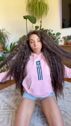 Do you have very little hair and often fall out after combing it? Let me tell you my solution. Volumizes✨#tiktokshopblackfriday #tipsparaelcabello #cuidadodelcabello #TgideasCaviarAminoAcidsShampooVolumizes #Tgideas #CaviarAminoAcidsShampoo #HealthyScalp #Preventhairloss #hairloss #hair #ismabeauty #recomendaciones 