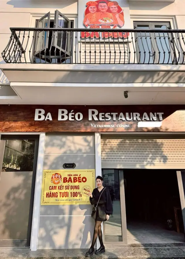 Chính thức 5/1/2025 này Tiệm Cơm Ba Béo chính thức khai trương ạ , đứa con tinh thần ấp ủ hơn 1 năm cuối cùng cũng đã hình thành rồi .  Vừa vui vừa lo lắng vô cùng , hi vọng ngày 5/1 này Tiệm Cơm sẽ đón những vị khách vô cùng thân yêu tới với Tiệm ạ , được phục vụ mọi người là niềm vinh dự của vợ chồng em 😍 Địa chỉ : Khu VinCom Quang Trung - Vinh - Nghệ An .