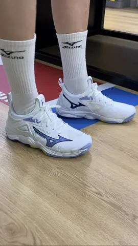 Ya están disponibles las nuevas momentum 3 💪🏽 La gama alta de Mizuno te espera en @handbolaunpas 🤾🏽 #handbol #handball #balonmano #andebol #mizuno #momentum3 #tiendadebalonmano