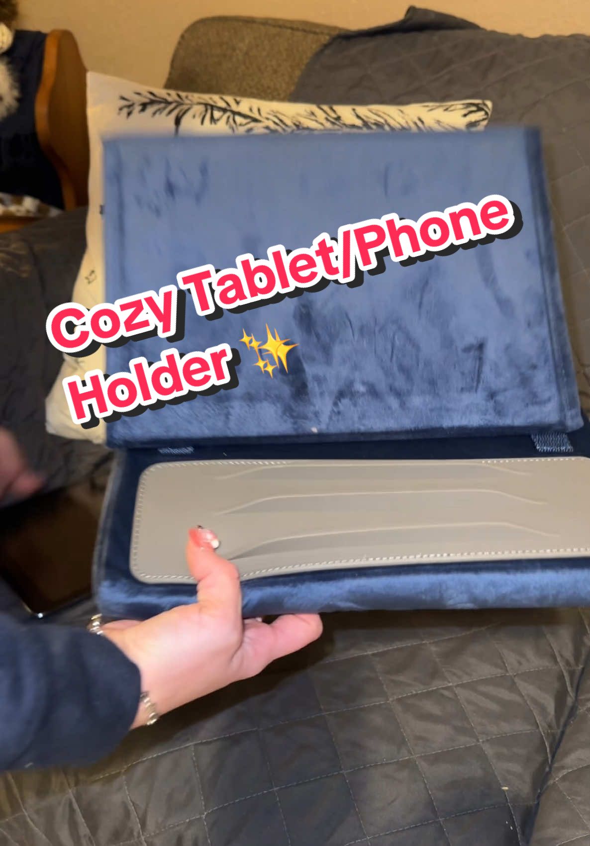 Are you looking for a tablet holder or something to use when you’re laying in bed watching movies or sitting on the couch reading your book #TabletHolder #FoldHolder #CouchTabletHolder #cushionholder 
