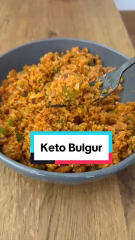 Weiter geht‘s mit der türkischen Keto Woche. Ich zeige Euch meine Best of türkischer Rezepte 🥰 Keto Bulgur/ Low Carb Bulgur - vegetarisch, aber auch in vegan möglich. Super lecker und super einfach zu machen.  Du wirst nicht glauben, wie ähnlich er dem Original schmecken wird 😉 Zutaten für das glutenfreie Keto Rezept: - ca 350g Blumenkohlreis (= 1 Blumenkohlkopf)  - eine halbe Zwiebel, gewürfelt - optional: eine halbe grüne Paprika, gewürfelt  - 1 EL Tomatenmark (ca 20g) - 1 TL Butter (12g) (für die vegane Version nur Öl benutzen) - 15ml Olivenöl - 1 TL Paprikapulver - 1 TL Kümmel - 1 TL Knoblauchpulver - Salz, Pfeffer Zubereitung vom „Bulgur“: 1. Blumenkohl selbst raspeln oder in Küchenmaschine zerkleinern (aber nicht zu lange, sonst wird er zu fein) 2.Olivenöl und Butter in einer Pfanne zum Schmelzen bringen 3. Die Zwiebeln kurz glasig braten im heißen Fett. 3. Die optionalen Paprika dazugeben, bei mittlerer Hitze dann ein paar Minuten mit Deckel braten, damit das Gemüse etwas weicher wird 4. Blumenkohlreis dazugeben, ein paar Minuten mitbraten, bis er gar wird. 5. Tomatenmark dazugeben, gut untermischen. 6. Mit Paprika- & Knoblauchpulver, Kümmel, Salz & Pfeffer würzen und ein paar Minuten noch bei mittlerer Hitze braten, damit sich die Gewürze entfalten können. ➡️Nährwerte für die komplette Portion: Kalorien: 331 kcal KH: 15g Eiweiß: 7,3g Fett: 25,5g #vegetarisch #keto #ketorezepte #lowcarb #lowcarbrezepte #bulgur #türkisch #türkischesessen #türkischerezepte #lowcarb #lowcarbrezepte #abnehmen #abnehmenmitgenuss #abnehmenohneverzicht #rezepte #glutenfrei #glutenfreierezepte #vegetarischerezepte #vegetarianketo #creatorsearchinsights 