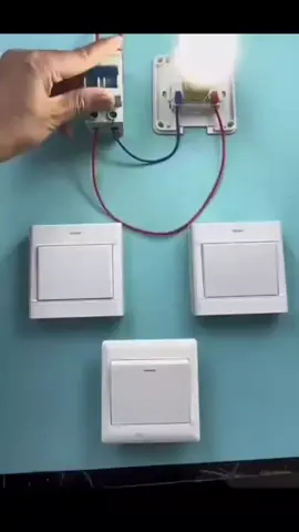 Réalisation d'un montage va-et-vient plus permutateur. Allumage d'une lampe à deux, trois endroits... #electricitebatiment  #installationelectrique  #vaetvient  #cablage 