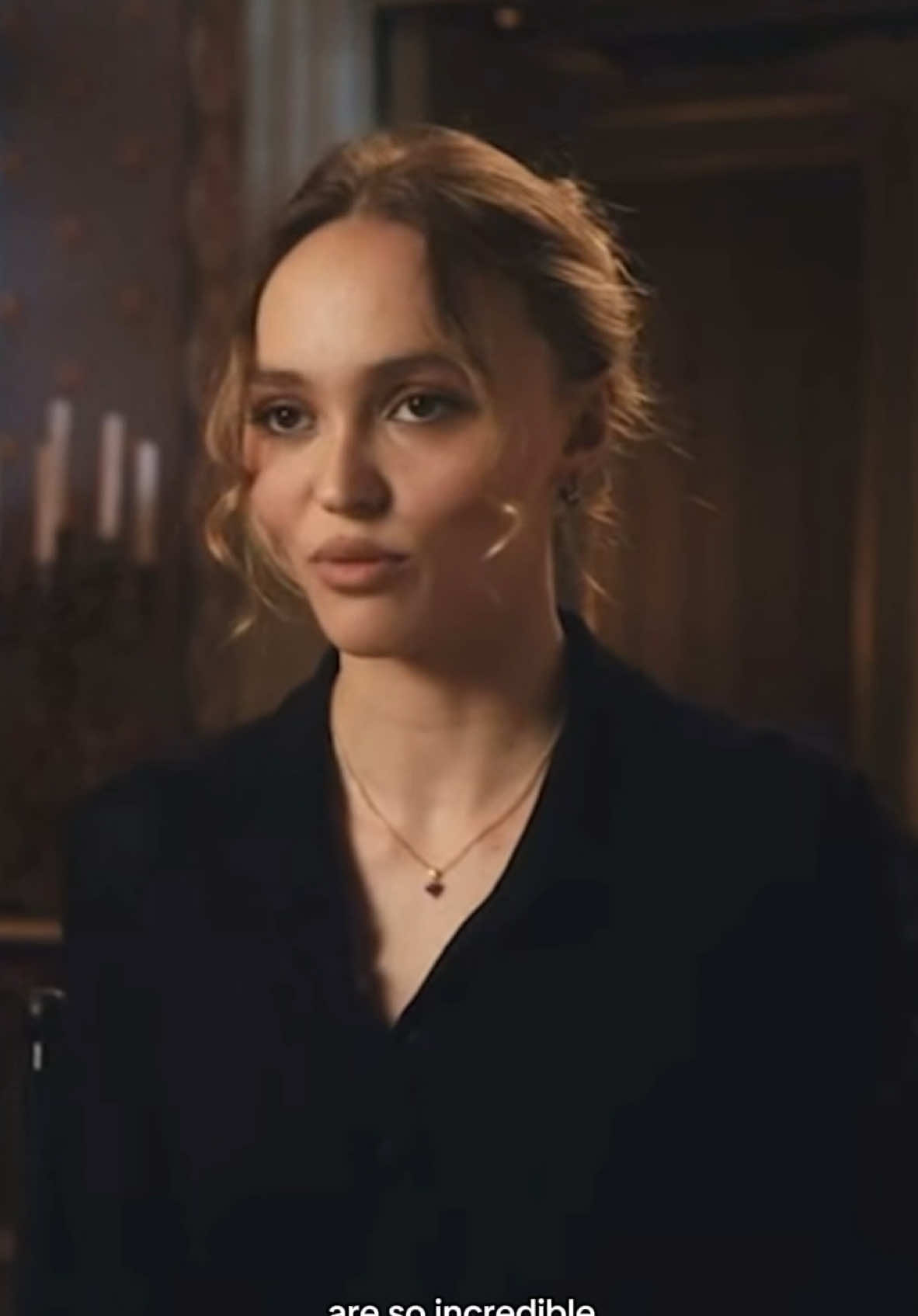 The trench coat was definitely buttoned to the TOP. Lily-Rose Depp talking about the costumes in Nosferatu. 🎥 @focusfeatures  #nosferatu #movietok #fashiontiktok #TikTokFashion #trenchcoat #buttonedtothetop #lilyrosedepp #lindamuir #costume 