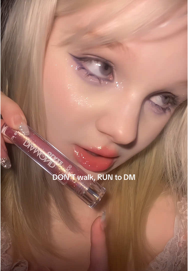 Catrice Diamond Glaze 🤍 so prettyyy  #fyp #drogerie #dm #rossmann #catrice #kbeauty #cbeauty #makeup #glittermakeup #glitterlipgloss #douyinmakeup 