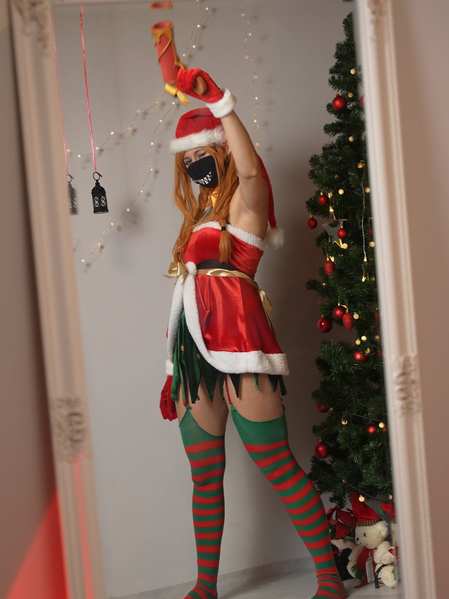 This took about 20 tries 😇 #cosplay #christmas #jinx #fun 
