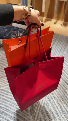 Every time I check the time now, I remember of our wedding 🤍 @vi_sla  #shoppingday🛍 #anniversarygifts #hermès  #ShoppingSpree #omegaconstellation #omegawatch #phippsplaza  @OMEGA @Saks Fifth Avenue 
