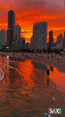 Um dos nossos últimos registros de 2024 na nossa maravilhosa Balneário Camboriú pelas lentes do @danielhcampos 🙌🏻 #balneariocamboriu #pordosol #ceualaranjado #skyline #praia #belezanatural #cidadeslitoraneas 
