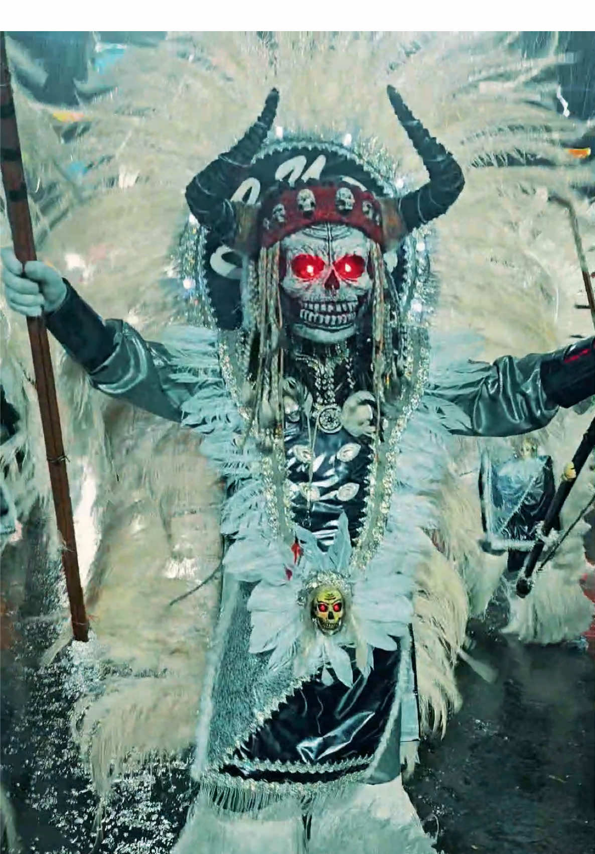 La danza de los Tobas es una danza folclórica boliviana🇧🇴, del Chaco Boliviano. creada en la ciudad de Oruro a inicios del siglo xx. Actualmente es bailada en importantes festivales como el Carnaval de Oruro y la Fiesta del Gran Poder. Su origen es urbano y guarda poca relación con el pueblo toba, aunque es su principal inspiración para la creación de este ritmo.   #carnavaldeoruro2025 #bolivia🇧🇴 #parati #alfredo_flores #tobas @ACFOcarnavaldeoruro 