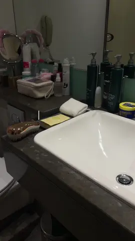 My favourite part of unpacking in a hotel 💅🏼 #unpack #hoteltour #hiltonh #hiltoncanarywarf #canarywharf 