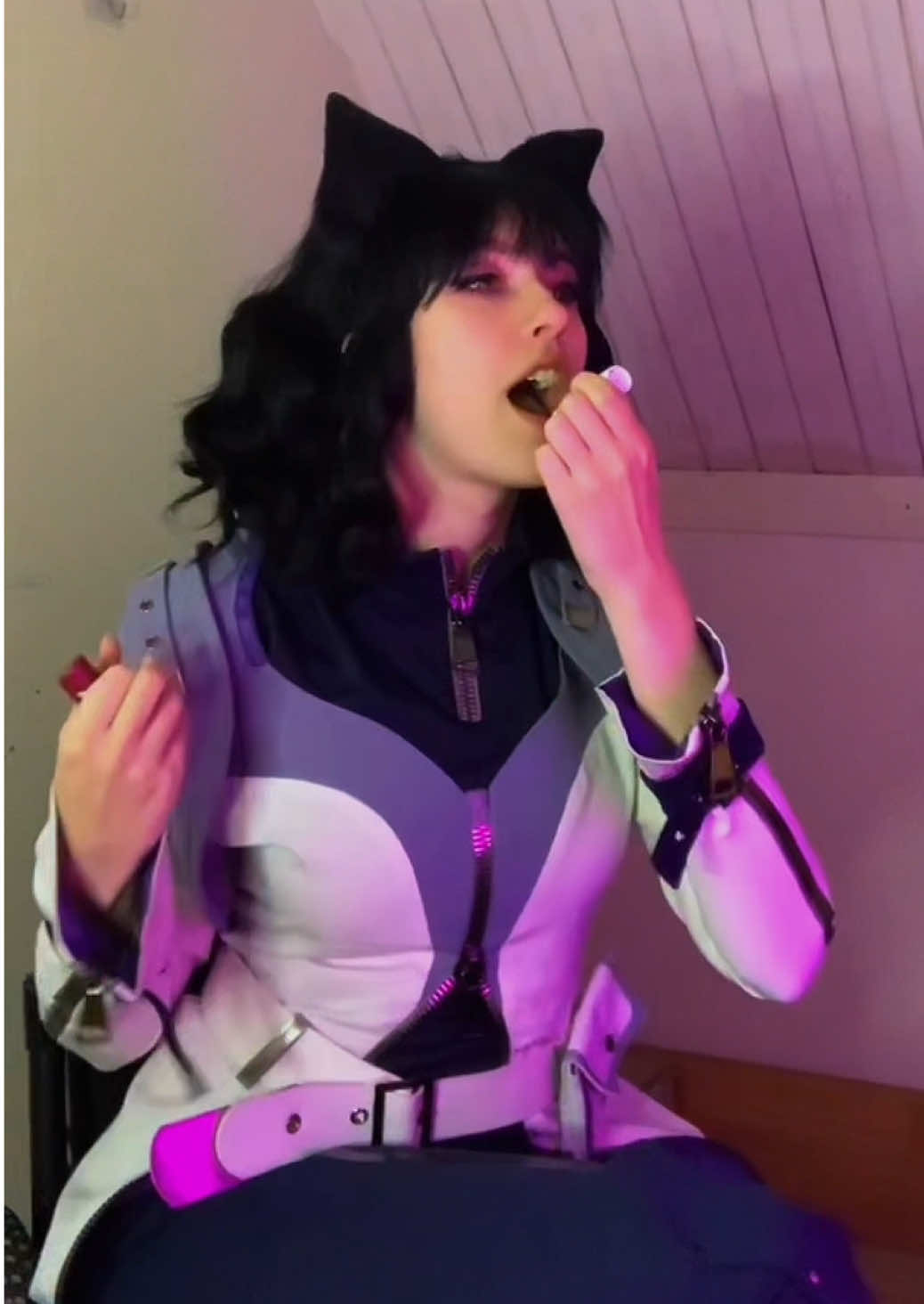 Idea very much borrowed from @Wonder Sara bc I’ve been obsessed with their video for ages now 👀 @spotsnink #BlakeBelladonna #BlakeBelladonnaCosplay #GlowsBlake #YangXiaoLong #YangXiaoLongCosplay #RWBY #RWBYCosplay 