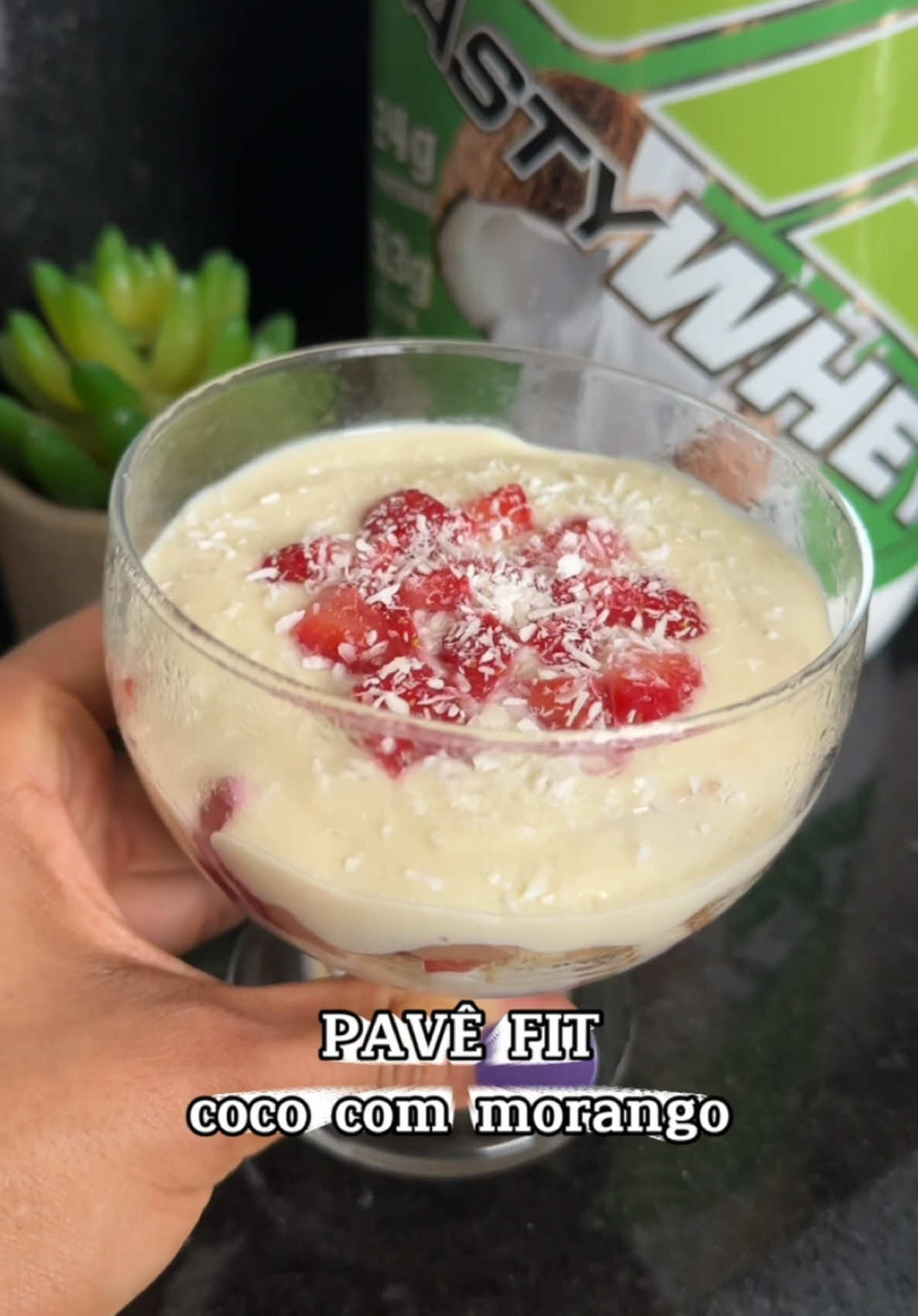 Pavê Fit de coco com morango 🤤 2 iogurtes gregos zero açúcar  34g tasty whey sabor sorvete de coco @Adaptogen Science 🏷️15% off: DARACPJ 5g cacau em pó Adoçante (opcional) Morangos picados 4 bolachas maisena zero açúcar  Coco ralado (opcional) Misture um iogurte com o tasty whey e o outro com o cacau e adoçante. Montagem: creme de coco + 2 bolachas maisena + morangos picados + ganache + creme de coco + 2 bolachas maisena + morangos + ganache + creme de coco + morangos picados + coco ralado.  #pavefit #receitasfit #dieta #receitassaudaveis #pave