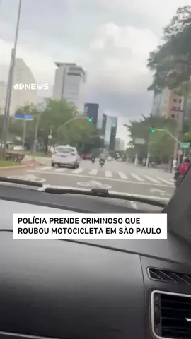 Um assalto registrado por câmeras de segurança na Avenida Brigadeiro Faria Lima, em São Paulo, levou à prisão de um dos suspeitos envolvidos no crime. O caso aconteceu no último domingo (22), quando um motociclista foi abordado por três homens, um deles armado, enquanto aguardava no semáforo. Os criminosos roubaram a motocicleta e fugiram, mas as investigações avançaram rapidamente graças ao sistema Smart Sampa, que integra 17 mil câmeras inteligentes na capital. O sistema identificou que uma das motos usadas no crime tinha o emplacamento adulterado, permitindo à polícia rastrear os suspeitos. Nesta sexta-feira (03), foi anunciada a prisão de um dos envolvidos. As investigações continuam para identificar e capturar os outros dois envolvidos. 📺 Confira na JP News e Panflix #JovemPanNews #Roubo #Moto #SP