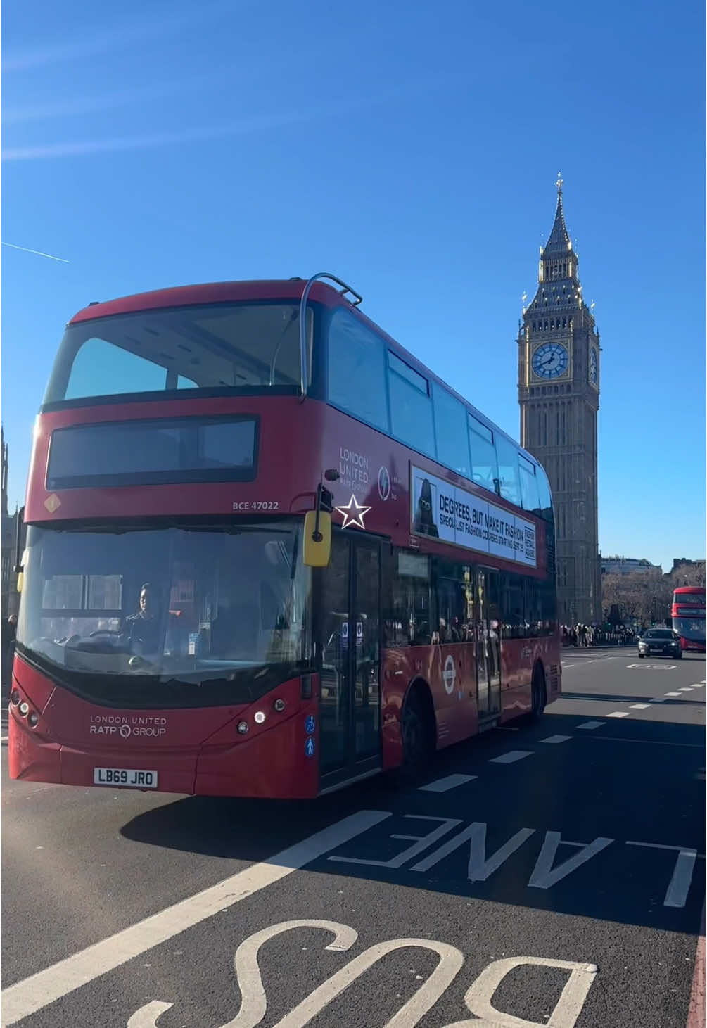 and if a double decker bus !! 🇬🇧 #london #fyp #thesmiths #thesmithstok #thereisalightthatnevergoesout 