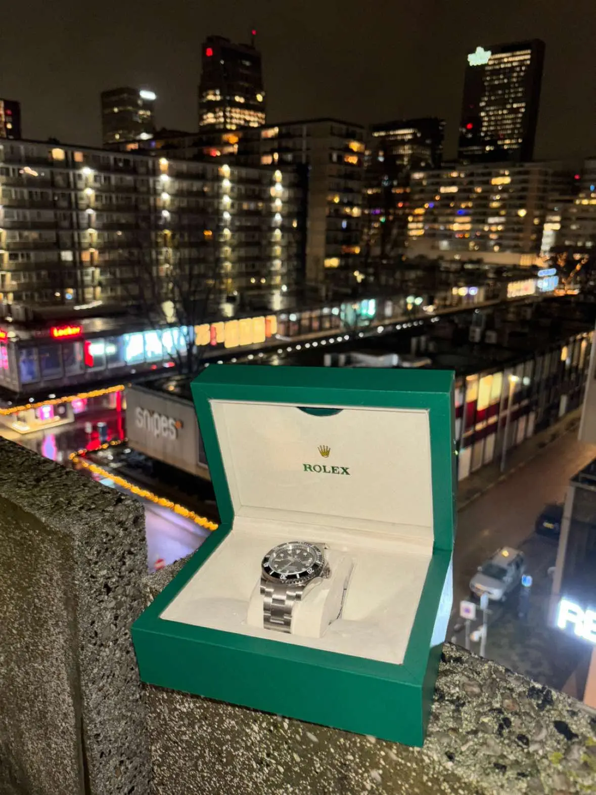 Rolex Submariner || Tijdloze Klasse & Waterdicht 🔍 Specificaties: ✔ Diameter: 41 mm ✔ Uurwerk: Mechanisch ✔ Materiaal: Hoogwaardig 904L roestvrij staal ✨ Kenmerken: • 100% waterdicht tot 50 meter diep • Lume-functie: lichtgevende wijzers en markers voor optimale zichtbaarheid • Stevige vlindersluiting voor extra veiligheid • Krasvrij saffierglas, duurzaam en helder • Gelaserd kroontje in het glas voor authenticiteit • Rolex-gravure aan de binnenzijde van de bezel • Serienummer zorgvuldig gegraveerd in de binnenzijde van de bezel 📦 Verzending: • Verzending binnen en buiten Nederland mogelijk • Zorgvuldig verpakt in een beschermende brievenbusenvelop met noppenfolie 🕰 Staat: Het horloge is gloednieuw en wordt geleverd in de originele verpakking. 📩 Meer informatie? Stuur gerust een bericht voor extra foto’s of eventuele vragen. Serieuze interesse? Neem direct contact op! 🎯 Een perfecte combinatie van stijl en functionaliteit – mis deze kans niet! #rolex #submariner #luxurywatch #wristwatch #timepiece 