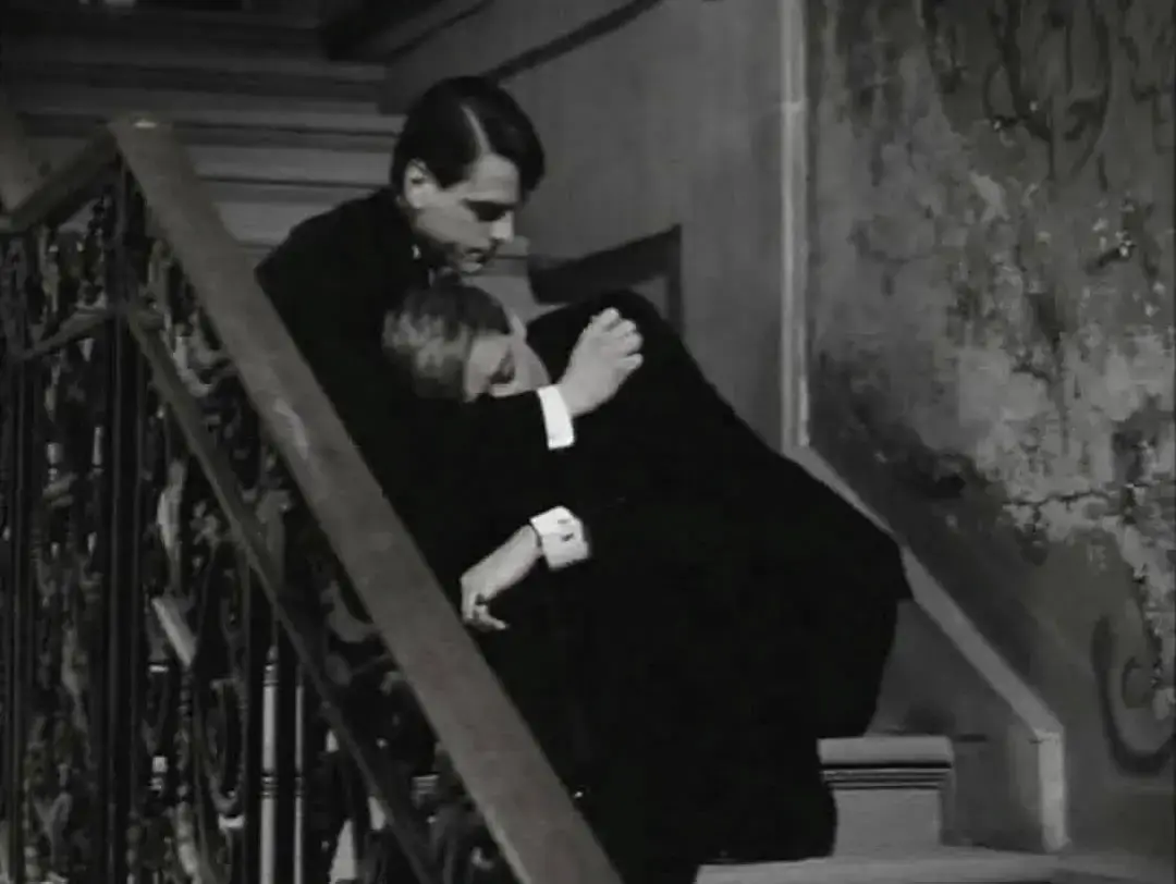 ابوي يصير ضدي يوگف يم زوجته ابوي ضربني وگلي مرتي تاچ راسچ !  ماتحملت اكثر من هيچ وأخذت غراضي وطلعت من البيت رحت لأبيت خالتي والي عايشه بي بنت خالتي (عشتار)  بليل دخلت عليه وچنت بغرفه خالتي، عشتار: شهد، حَبيبتي صارلچ من صبح وانتِ هنا ماتاگلين ولا تحچين مايصير تزعلين على ابوچ هيچ  رفعت عيوني: گتلها: شنو ما يصير؟ لچ ضربني گدامها ضربني علمودها علمود مرته لچ ذلني گدامها وگدام جهاله! 	 گالت: شهد شماصار أبوچ يبقى أبوچ كل إنسان ويغلط وكل أهل ممكن يغلطون انتِ شلون تگطعين هيچي صله؟ هذا مو حل انتِ شلون راح تعيشين بدونه بدون ابو ( گمت من مگاني، بصوت مليان غضب وقهر مگبوت): گتلها: أبو؟ شنو أبو؟ وين چان لما چنت مذلولة يم مرته؟ وين چان من چانت تضربني وتصرخ عليه وهوه يضل ساكتت وين چان من تخليني مثل خدامه انظف ودك أهاين گدامه وين چان من تعايرني بأمي! وينه؟ هيه ما وگفت بس على گلمه منه، هناك انه انذليت وانهانيت ونداس على گرامتي  گالت: شهد كافي! انتِ مو الوحيده الي انظلمت كل إنسان وانظلم وكل بيت بي مشاكل گتلها بعصبيه: ها؟ خووش إذا تشوفين الي گاعده اسوي مبالغ بي ف انه طالعه  ( لبست چاگيتي چانت چنطتي يم الباب قبل لا اخذها لزمتني من ايدي) گالت بعصبيه: انچبي ماگوو طلعه! يعني هسه من تردين تأخذين ملابسچ وطلعين وين؟؟ بالشارع؟ دفعتها ،گتلها بعصبيه: ما فارقة وياي! ما يهمني أعيش وين ما أعيش حتى لو بالشارع ولا أعيش بذل واهانه! گالت: انتِ تعرفين شنو يعني تعيشين بالشارع؟ أريد أفهم تروحين لوين؟ تحچين من كل عقلچ انتِ؟ انچبي ماترحين! گتلها بغصه: ليش؟ ليش ما أروح؟ حتى ابقى مذلوله يم كل واحد گضيت عمري وانه من بيت لابيت بس ذل واهانه شنو الفرق لو عشت بالشارع؟ (هيه تقربت مني تحاول تلزم ايدي، رفعت ايدي الها حتى اوگفها بمگانها) گتلها: أنچبي ما تعرفين شي إنتِ عايشه بحضن أمچ وأبوچ ما تعرفين شنو يعني تنذلين شنو يعني امچ تفضل زوجها عليچ متعرفين شنو يعني أمچ تتبره منچ علمود فحل! وشنو يعني ابوچ يفضل مرته عليچ! هيه، اتنهد: ما عشت نفس الي عشتي بس مو يعني ما حاسه بيچ لا حاسه بس شبيدي عليچ؟ گتلها: ما اريد أحد يحس بيه ما اريد شي بس عوفوني بحالي عساي بالموت! گالت بصوت عالي: انچبي اسم الله عليچ لا تحچين هيچ ترا اعتبرچ مثل اختي شبيچ؟  گتلها: عشتار چاي اگلچ ما اريد شي عوفيني ! گالت بنبره اهدء: اي اعوفچ بس طلعه من هذا البيت ماگو مو بگيفچ! گتلها بأنزعاج: مالچ دخل بيه لا تخلين هسه اطلع من طوري  گالت: شنو مالي دخل؟ الي دخل ونص! وتبقين اهنا وهذا البيت بيت خالتچ! البيت الي تربيتي بي يعتبر بيتچ گتلها: ما اريد ابقى حتى اهنا ! گالت بصوت عالي: ياااا شبيچ شهد تحچين صدك؟ خالتچ هسه تشوفچ شنو راح تگول؟ إذا شافت بنتها الي ربتها هيچ تحچي؟ - ماتحملت من چابت سيرتها اچتلي الغصه وعيوني بدت دمع:  والله تعبت وينها؟ خلي تچي تشوف حالي، والله لو هيه عايشه چان ما صار كل هذا چان ما نذليت چا ما نذليت ابد صوتي متگطع من الغصه هيه، ضلت ساگته صارت تبچي بس بصمت:  -ترحمت عليها، مسحت دموعي -هيه ترحمت، طلعت من الغرفه ورچعت چابتلي مي وكلنس گلتلي هاچ شربي ومسحي دموعچ -مسحت دموعي وشربت مي گالت: يلا روحي نامي بغرفتي باچر نحچي گتلها: لا، اريد ابقى اهنا انام بغرفتها  - باست گصتي گلتلي 