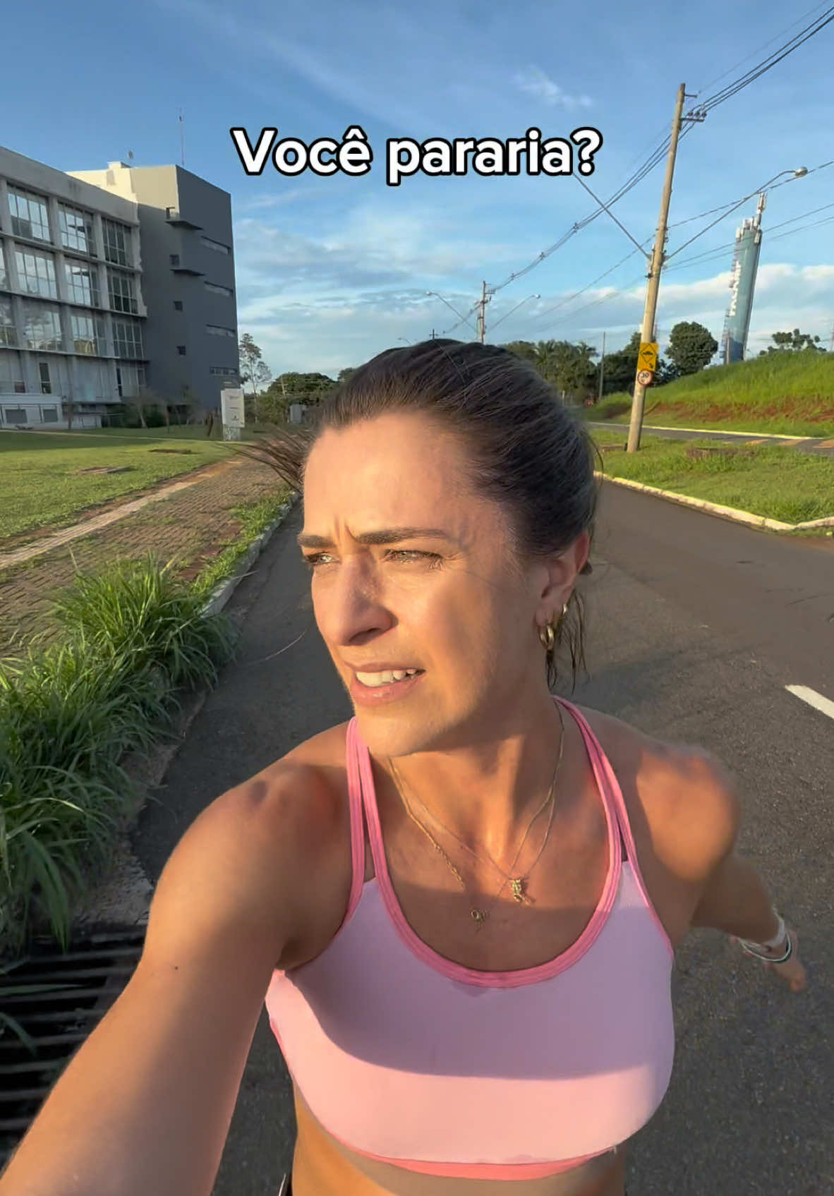 Tem momentos que são únicos🌅 30 segundinhos parando pra contemplar essa coisa linda não vai acabar com meu treino (pro meu objetivo, não). Se permita! Agora quero saber: 👉🏻 Você também pararia ou não? Jamais pararia o treino. #corridaderua #pordosol #treino #corrida 