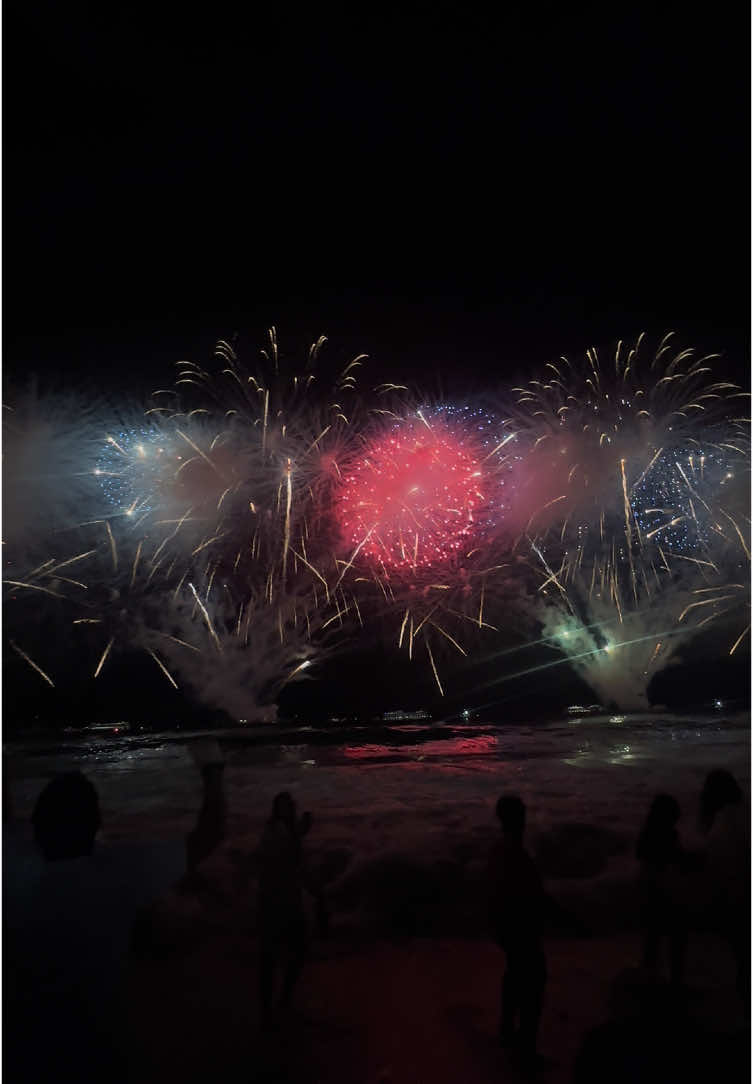 Hola a todos! 🌟 En este video estoy compartiendo un pedacito de mi día a día y cómo celebré el Año Nuevo aquí en Brasil. Decidimos pasarlo en la playa, un lugar emblemático en nuestra cultura para esta fecha, lleno de buenas vibras, tradición y energía positiva para empezar el año. 🌊✨ ⁣ En Brasil, es completamente normal y cultural usar bikini en la playa, ya que es parte de nuestro estilo de vida. También aprovechamos el día para comprar algunas cosas antes de reunirnos y disfrutar del tiempo con familia y amigos. 🎉💛 ⁣ ¡Espero que les guste este vistazo a mi celebración y a la belleza de nuestras tradiciones! 💖💫 No olviden dejar su like y comentar cómo celebraron ustedes este Año Nuevo 🌟 #DíaADía #AñoNuevo2025 #VidaEnBrasil #TradicionesBrasileñas #Playa #EstiloDeVida #VeranoEnBrasil #VlogsDiarios #EnergíaPositiva #Celebraciones #AñoNuevoEnLaPlaya Nota: Este contenido es familiar y culturalmente relevante, mostrando de manera auténtica un estilo de vida cotidiano en Brasil✨