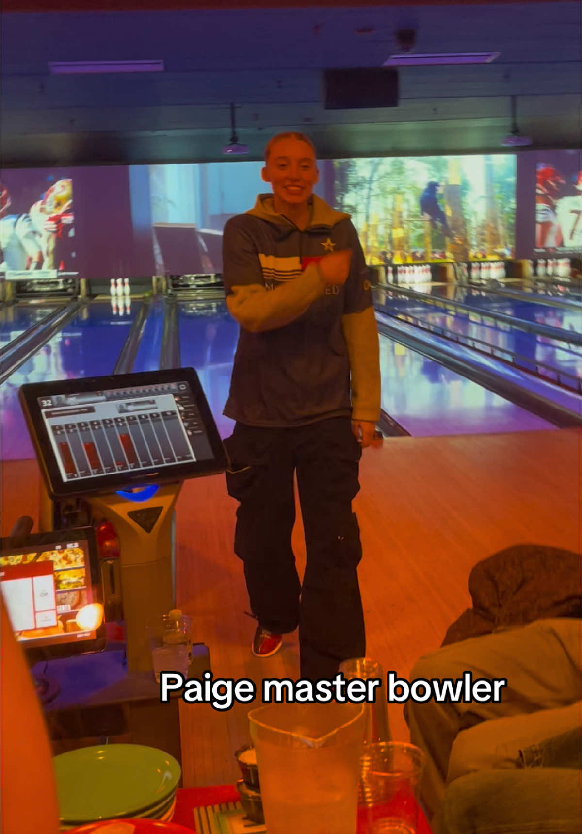 I CAN’T BELIEVE I MET THE WHOLE TEAM 😭 Paige I didnt get your signature girl next time I hope 💙😭@Paige Bueckers #paigebueckers #paigebuckets #uconnwbb #uconnwomensbasketball #uconnhuskies #bowling 