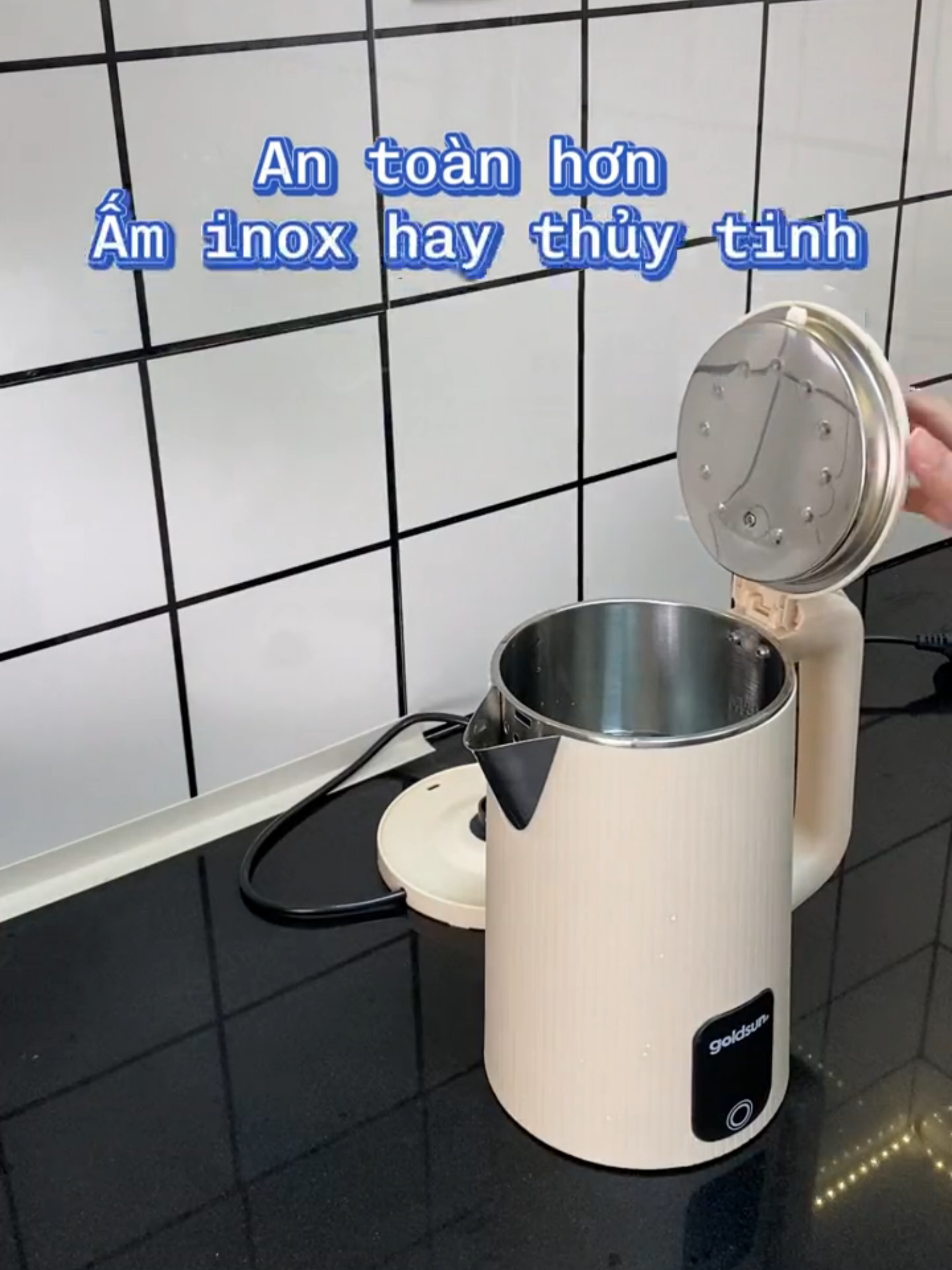 Ấm đun siêu tốc Goldsun GKT2611 có thiết kế hiện đại, dễ dàng vệ sinh và sử dụng mỗi ngày, giúp chị em tiết kiệm thời gian tối đa. Bên cạnh đó, tay cầm chịu nhiệt và thân ấm cách nhiệt siêu an toàn cho nhà nào có trẻ nhỏ. Chất liệu inox 201 bền đẹp, chống gỉ sét, giúp chị em luôn yên tâm khi sử dụng mà không lo ảnh hưởng đến sức khỏe. #binhsieutoc #amsieutoc #goldsun