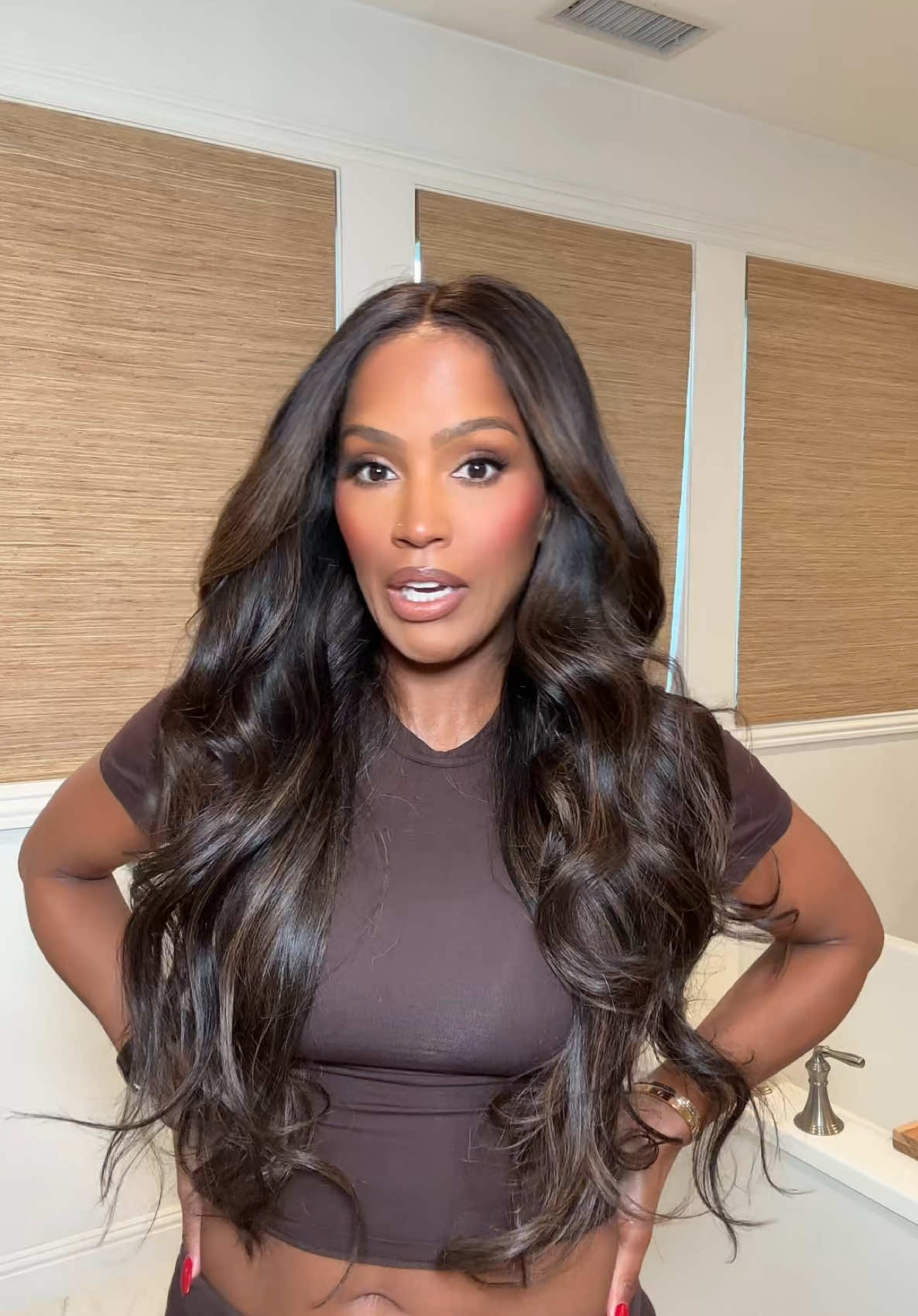 I haven’t put heat on my hair, just the heatless overnight blowout and I’m obsessed! It’s giving volume hunni! @Overnight Blowout™️  #heatlesscurls #hair #fyp #volume #curls 