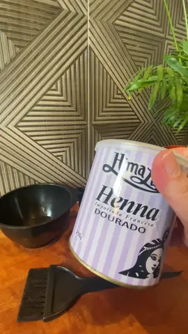 Camuflagem com Henna: Para a camuflagem vc vai precisar de Henna do Himalaya na cor dourado misturado com água morna. Para neutralizar o alaranjado (caso aconteça) vc vai misturar uma ponta de coloração azul, ox volume 8 e máscara para cabelos. #henna #hennadohimalaya #luzes #loira #camuflagemdefiosbrancos #cabelos 