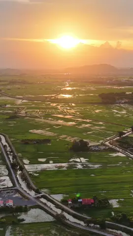 Arau, Perlis.. Apa yang menarik kat sini?? . #arau #perlis #malaysiatiktok #malaysianupdate #cuticutimalaysia #tiktokviral #malaysiatrulyasia #dronevideo #dronephotography #droneshot #djimalaysia #djiglobal #djiair3s #fypp#fypage #fypシ゚viral #sunset #sunsetlover #malaysiatrending 