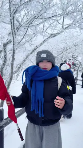 Hành trình đem cờ tổ quốc Việt Nam đu đỉnh 덕유산 và trải nghiệm trượt tuyết. Đáng đi lắm các bác ơiiiii em đi rồi vẫn muốn đi nữa cơ #덕유산 #xuhuong #sad #fyp #truottuyet #leonui 