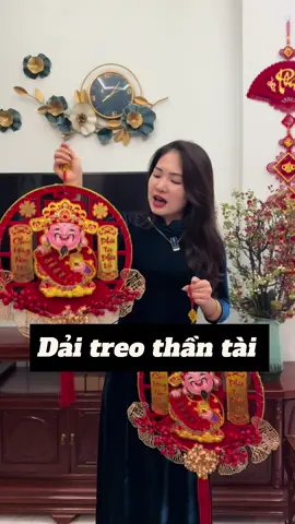 Combo 2 dải treo thần tài hoa mẫu mới, chắc chắn, bền đẹp và sắc nét. Mẫu 2025 máy khoẻ, ông thần tài size đại 38cm loại 1, Đầy đủ pin, đào đông, đèn nháy luôn khách ạ. 1 thần tài gật đầu, 1 thần tài lắc đầu, hoặc cả nhà tuỳ chọn 2 thần tài cùng loại ạ. #daitreo #daitreothantai #daitreotet #daitreotrangtri #daitreothantailacdau #daitreothantailacluthuhuttailoc #daitreothantailaclu 