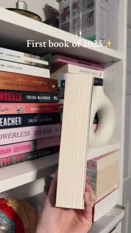 First book of 2025, what’s yours?✨🫶🏻📚  #BookTok #books #BookRecommendations #bookrecs #booktokquebec #booktoker #firstbookof2025 #livre #fyp #foryou #romancebooks #thrillerbooks 