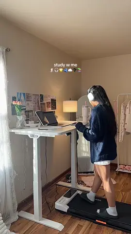 putting my phone away is the only way i study #studytok #studywithme #studytimelapse #walkingpadstudyhack #standingtable #studysetup #studymotivation #studyingfun 