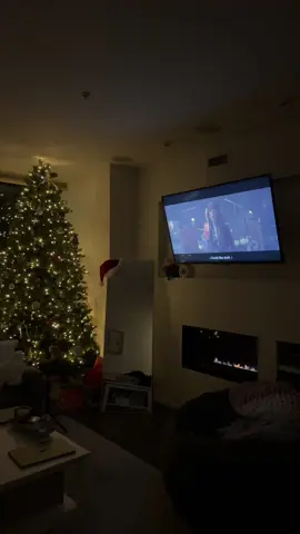 Oh to be able to watch this for the first time again #daisyjonesandthesix #daisyjones #christmas #fyp 