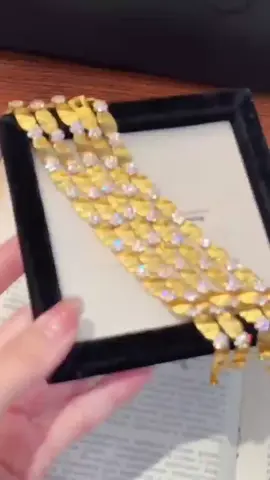 被问爆的中古 Vintage 拉丝手链✨ 氛围感神器来啦💞💞这款中古 Vintage 拉丝💫缎带🎀手链‼️ 简约拉丝设计高级感拉满💯💯💯 戴上显贵气💍💍💍 和小姐妹一起戴超吸睛⚡⚡⚡ #手链 #vintage 首饰 #拉丝手链 #平价饰品分享