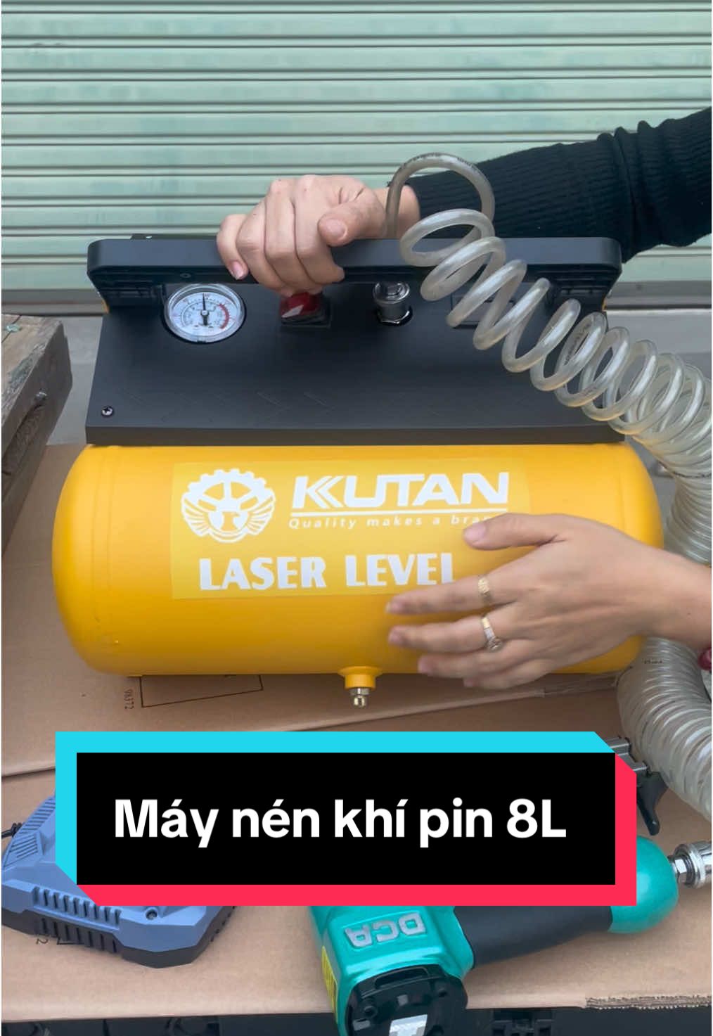 Máy nén khí chạy bằng pin Kutan bình 8 lít  #maynenkhi #maynenkhichaypin #chanpinphothong #maynenkhikhongdau