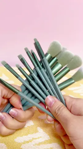 Bộ cọ 13 món cho người mới bắt đầu học trang điểm. Cọ nhiều màu, có túi đựng kèm. #cotrangdiem #cotrangdiemchuyennghiep #bocotrangdiem #bocotrangdiem13cay 