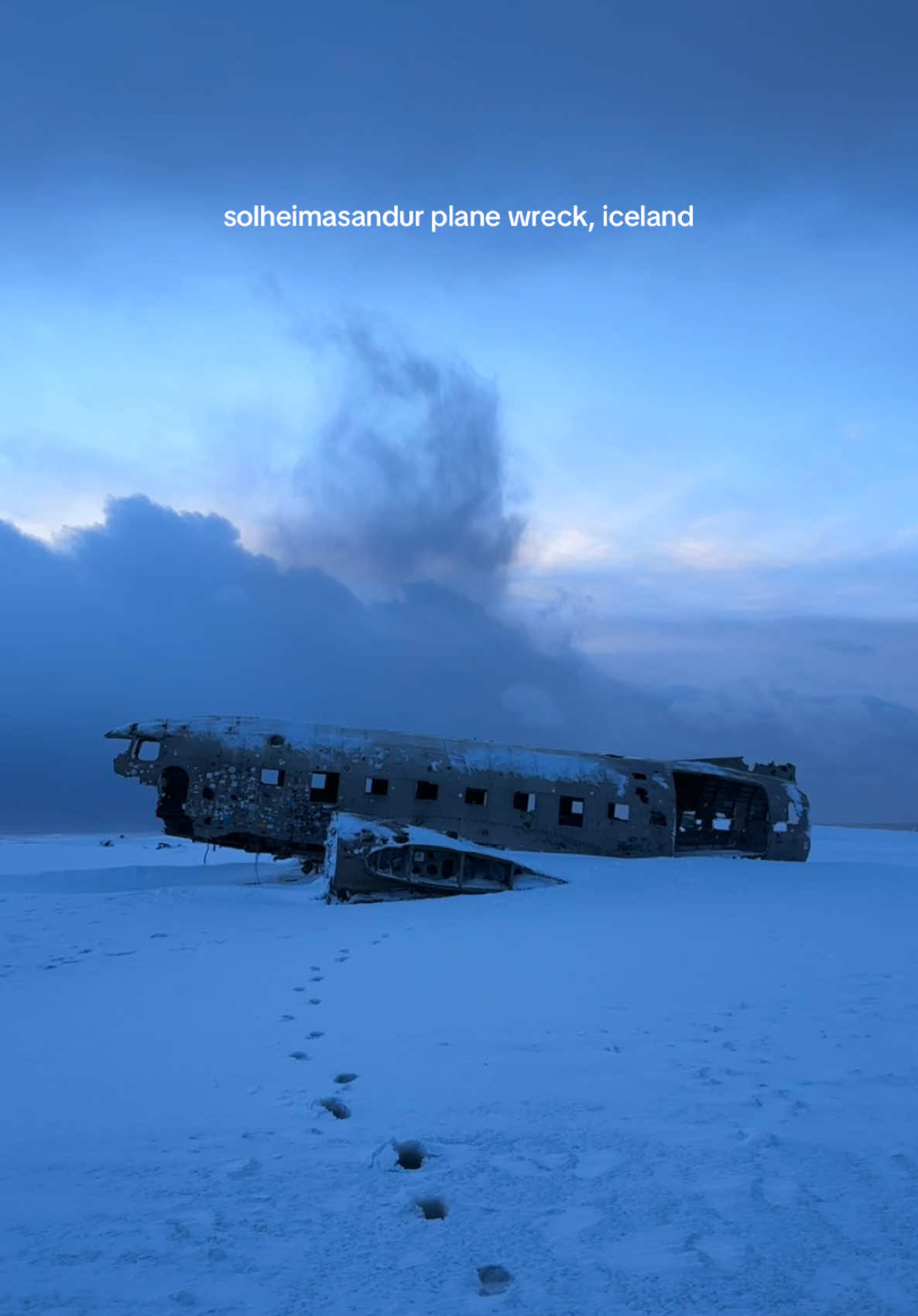 Solheimasandur Plane Wreck, everyone has to see this once is their life, it’s unbelievable🇮🇸🥹❄️ #traveltok #icelandtravel #solheimasandur #icelanditinerary #traveldiaries 
