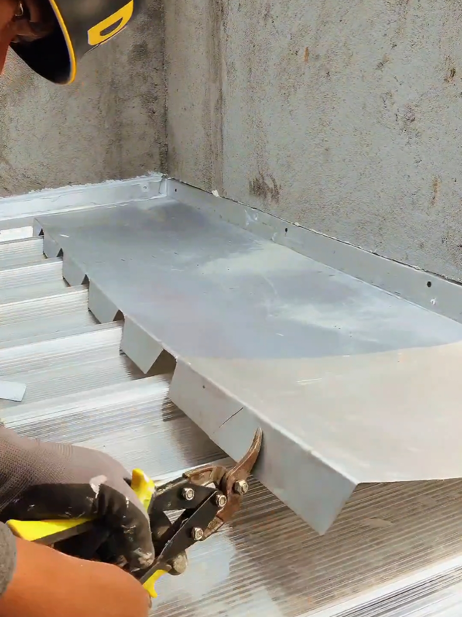 Cegah rembes atau bocor pada tepi sambungan atap dengan dinding menggunakan flashing atap, flashing atap bisa di beli di toko bangunan atau kiblat sendiri menggunakan plat galvalum/seng talang dengan ketebalan 0,3mm atau yang lebih tebal, flasing lebih efektif dan memperkecil kemungkinan bocor karena ada pergerakan atau pergeseran antara atap dengan dinding karena proses pemuaian serta penyusutan menyesuaikan suhu cuaca malam dan siang,  karena ada perbedaan jenis serta kepadatan material dinding dengan atap #tips #perawatanrumah #renovation #ataprumah #kanopi 